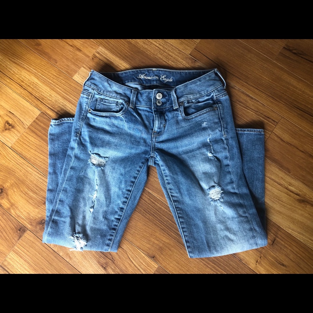 American Eagle womens distressed cropped jeans